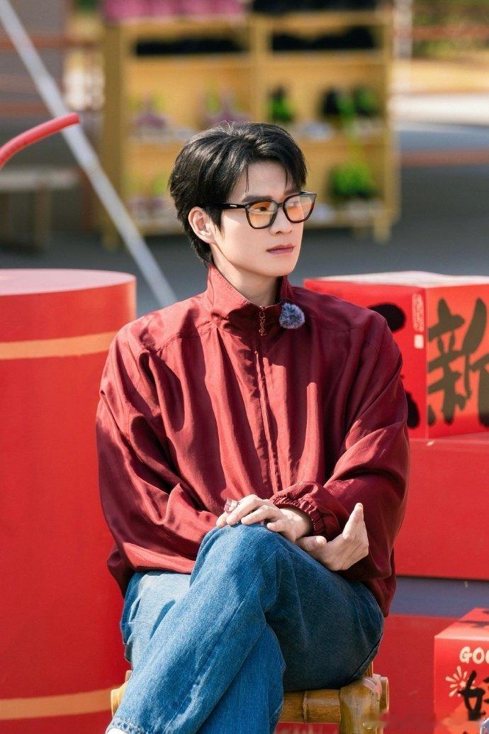 魏大勋在家看孟宴臣二创周五晚高疯谢娜爆料魏大勋用大屏电视看孟宴臣二创，他赶紧说是