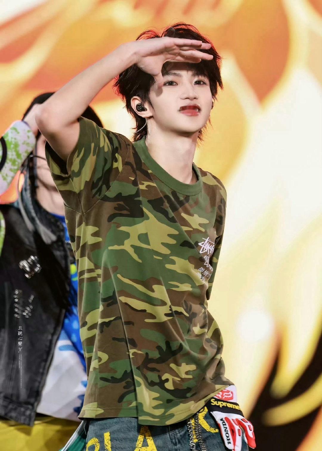 穆祉丞去看张杰演唱会了哇哦今天的鸟巢演唱会有恩仔快乐家族沈凌王祖蓝，好多人啊，玩