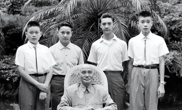 蒋介石这辈子躲过了军阀的暗杀，躲过了日本人的轰炸，甚至躲过了无数次政治风暴，最后