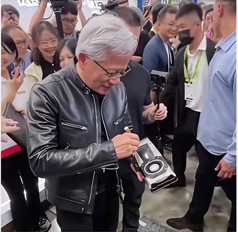 粉丝掏出一块GTX 1080求签名，黄仁勋盯着看了好几秒，笑着说出那句让无数玩家