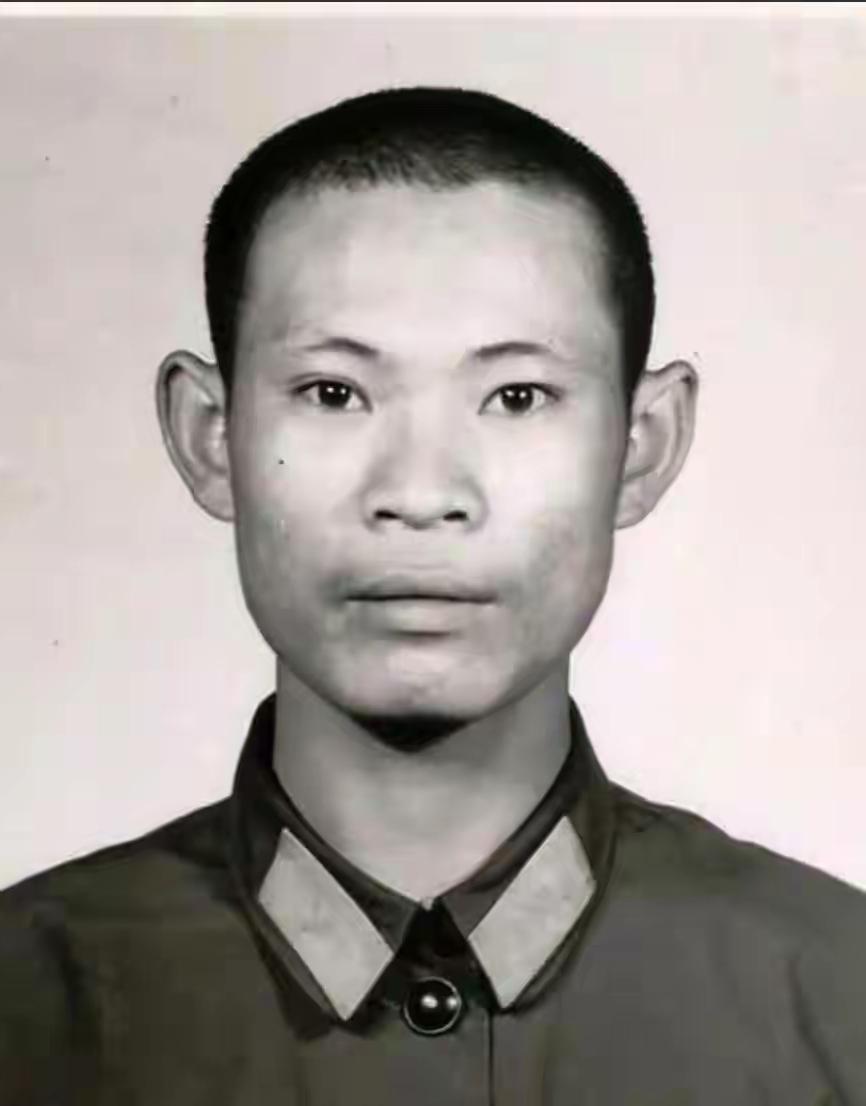 1982年，部队提拔杨国跃当班长，他死活不当。但两年后，在老山战场上，他却抢着当