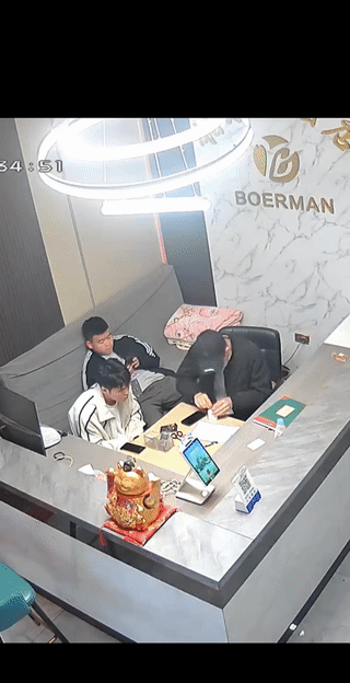 男孩为了省钱，竟然让他的朋友帮他维修手机充电器？
结果他朋友刚把充电器插上电，充