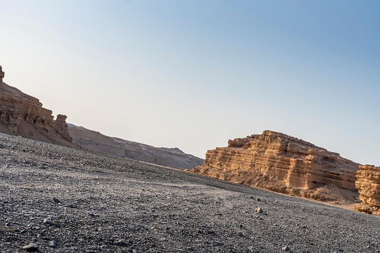 2021年夏，我自己开车去新疆玩，在乌尔禾捡石头，捡新奇古怪的石头，偶然间遇见一