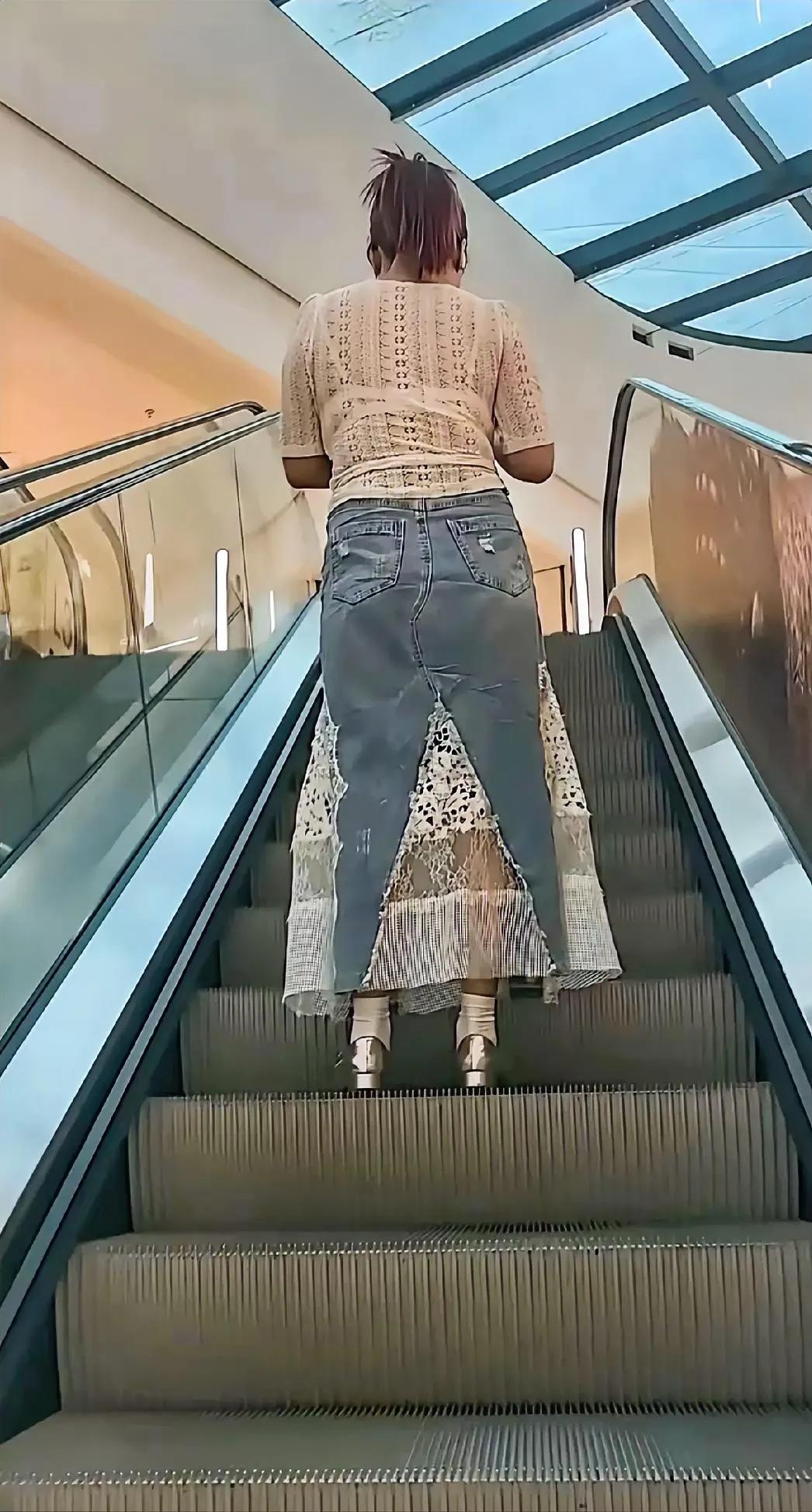 这是穿的什么衣服？能买这种衣服，说明这女的眼光真