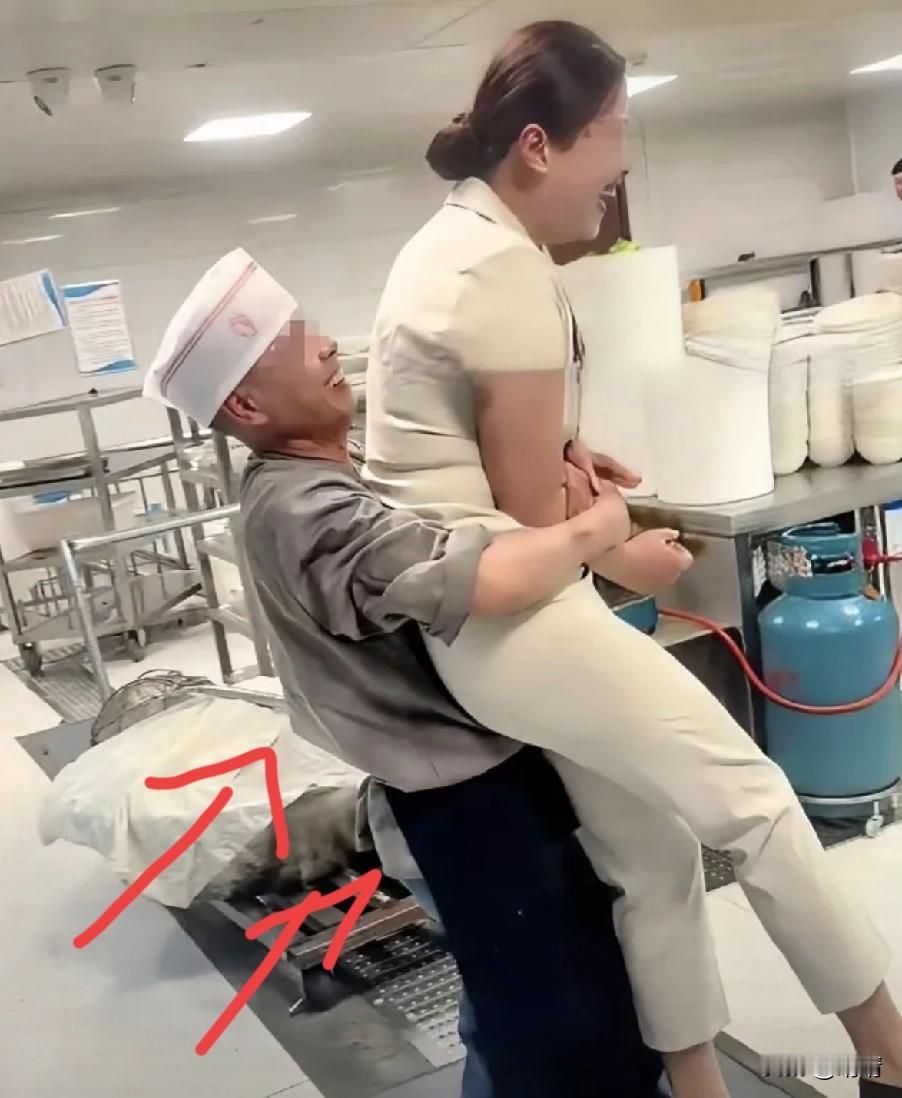 河北邯郸一家小饭庄，因为后厨一段搞笑视频而走红。

视频中，40多岁的小厨师抱起