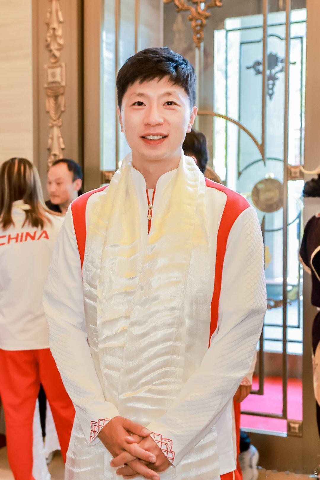 戴哈达的马龙太帅了 “决胜巴黎·绽放奥运——奥运冠军面对面”巡回宣讲活动西藏站今