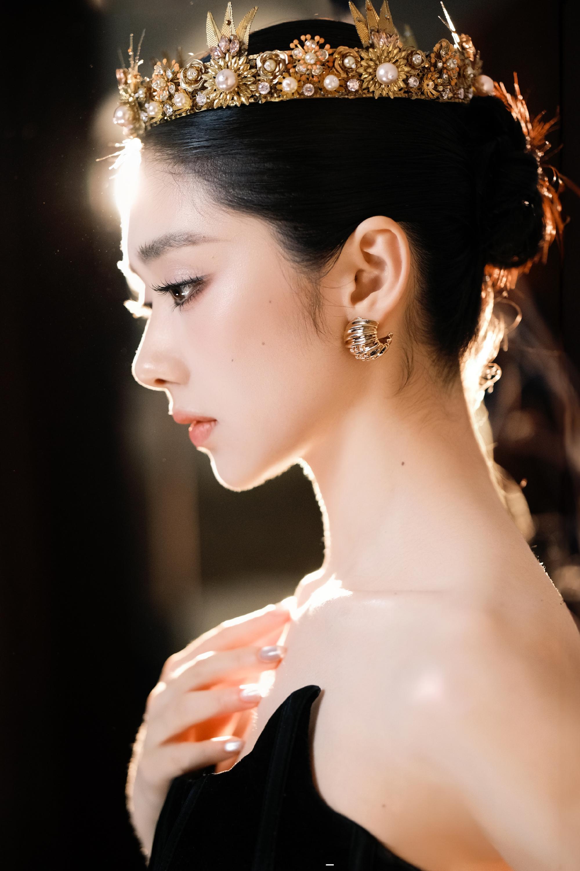 王影璐好圆一颗头 就是说璐璐是懂怎么长才上镜的！这波造型也好适合她，黑羽般眼妆衬