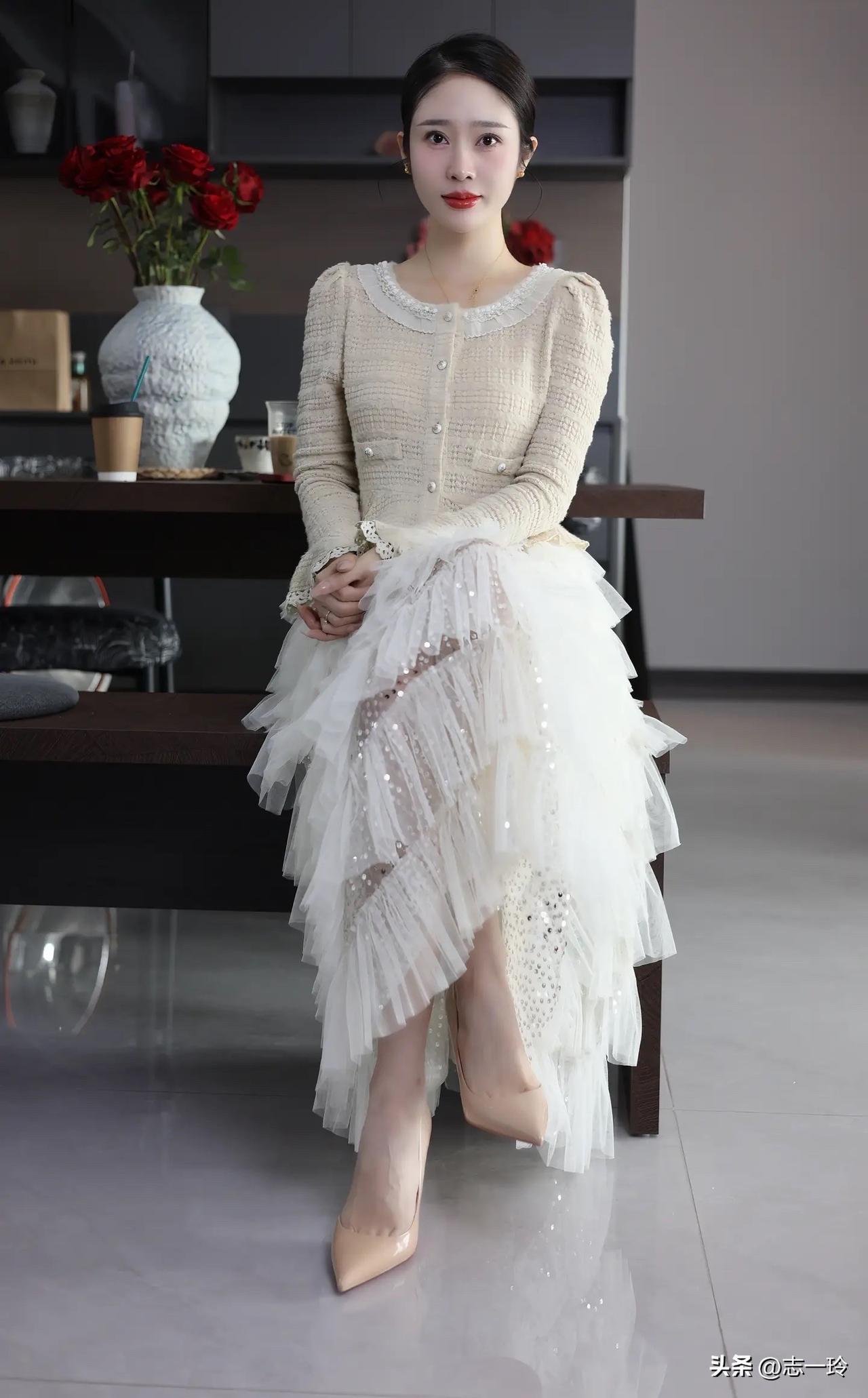 优雅气质穿搭，米色针织衫搭配白色纱裙，尽显温柔浪漫。