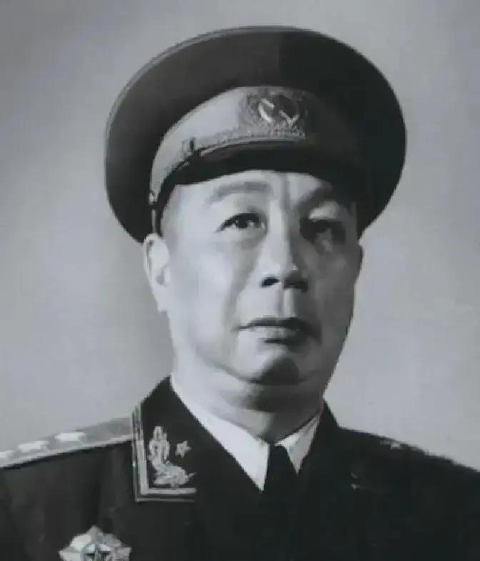 1981年6月，北京，开国上将陈士榘和结发妻子范淑琴办完了离婚手续，40年夫妻，