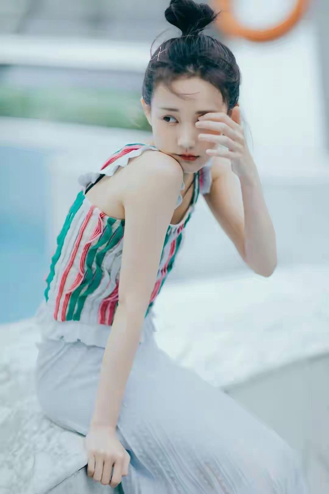 李一桐这组俏皮写真甜度拉满！灵动神态配上可爱表情，软萌又娇俏，直接戳中萌点～ 