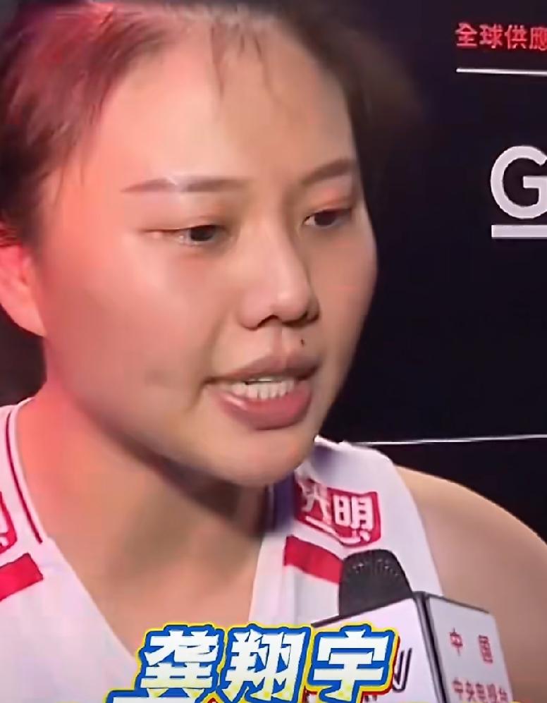 队长龚宇翔赛后谈及中国女排3-2逆转美国女排时说道：
“今天这场比赛非常的困难。
