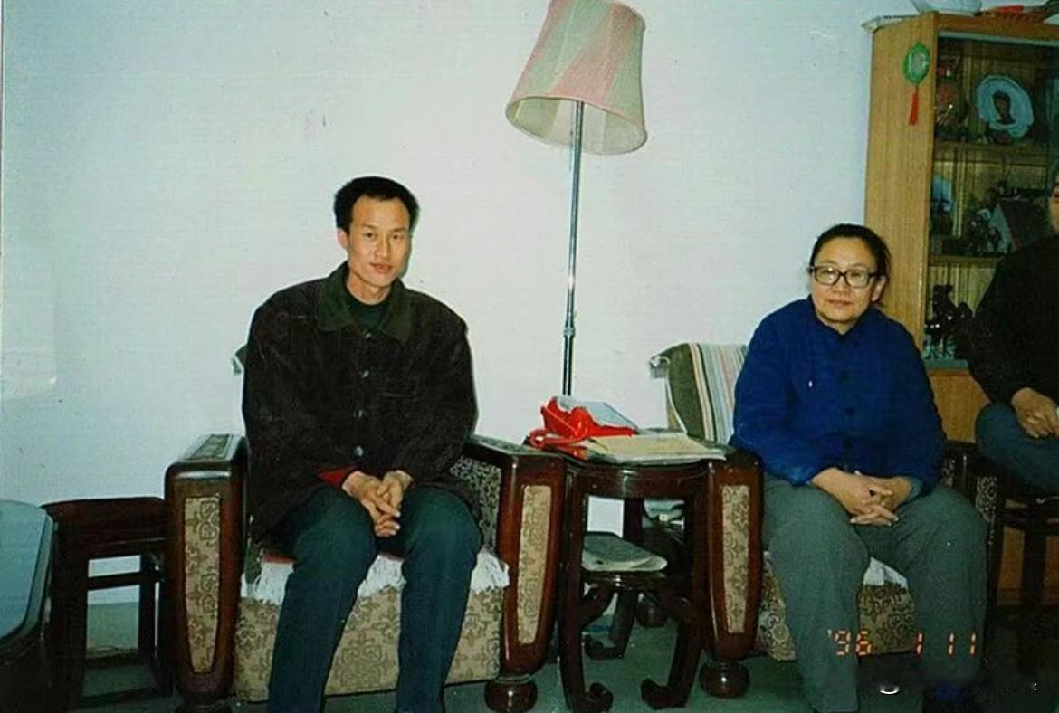 1996年1月，人民日报社在北京举办新闻研讨会，邀请各地新闻工作者参加。温亚洲作