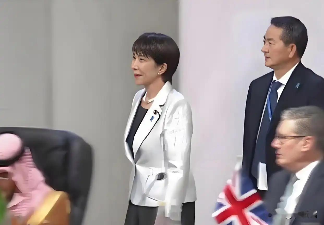 显眼包高市早苗迟到一个多小时还打断了东道主的讲话，她的这种失态做法是故意的，主要