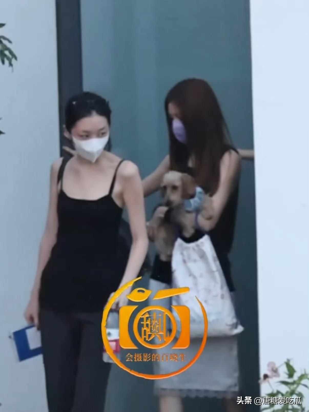 李嫣很漂亮我不奇怪
她和姐姐窦靖童游云南我也不奇怪
但是同行的宋妍霏是真的让我好
