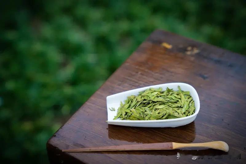 看到“叶落花残秋已尽”这个上联，一下子就感受到了秋末的萧瑟。我对“枝枯果落冬初临