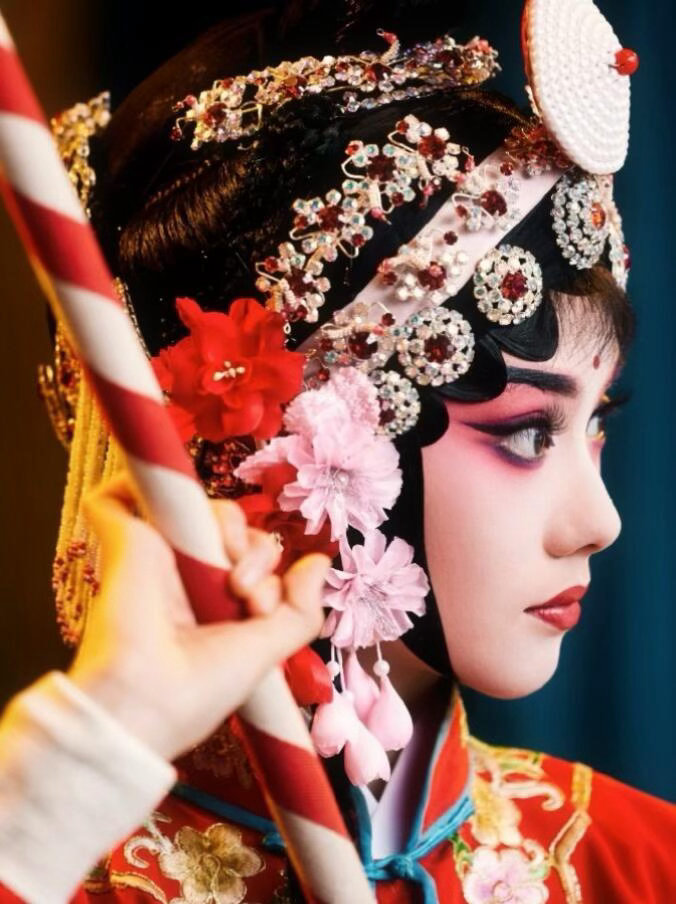 忆秦娥女版许三多但是秦娥一路遭人妒忌排挤，而三多只是一开始没展现出能力的时候被人