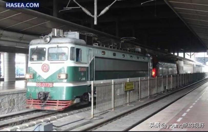 这也是一组非常少见并且经典的老照片了。当年国产的老韶山1型电力机车与香港的ktt