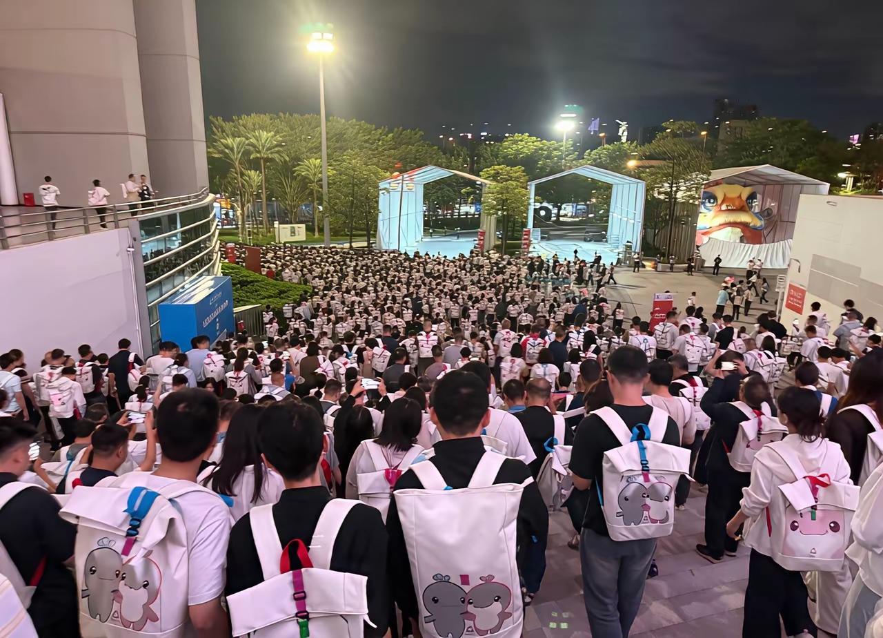 做这个背包的厂商，今年肯定赚麻了。

就这个15届广州全运会，来到开幕式现场的观