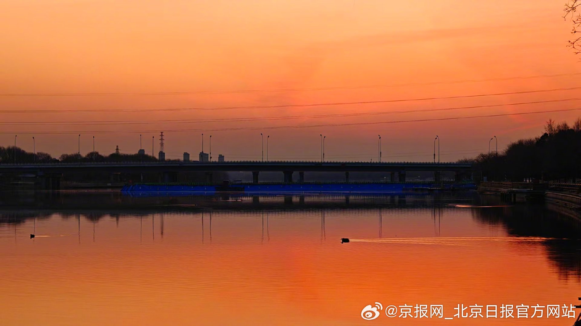 【#北京炽热朝霞迎接新一周#】#明天就是北方小年了# 2月9日清晨，北京用一片炽