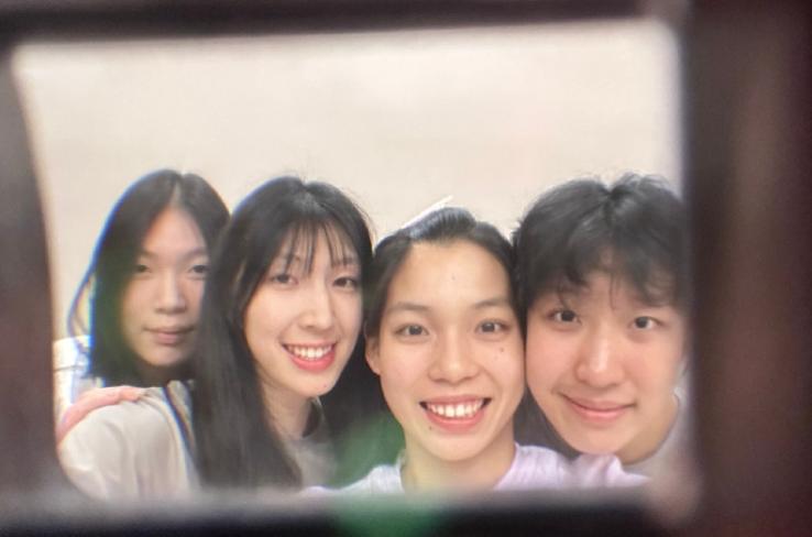 庄宇珊在社媒发动态，晒了一张四人的合影。
庄宇珊现在加盟了意甲球队，多次扮演球队