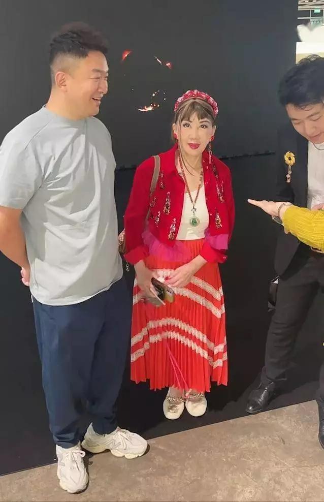 这就是那个传奇人物宫雪花，都这把年纪了还活跃在艺展上，真有她的！她当年就挺有话题