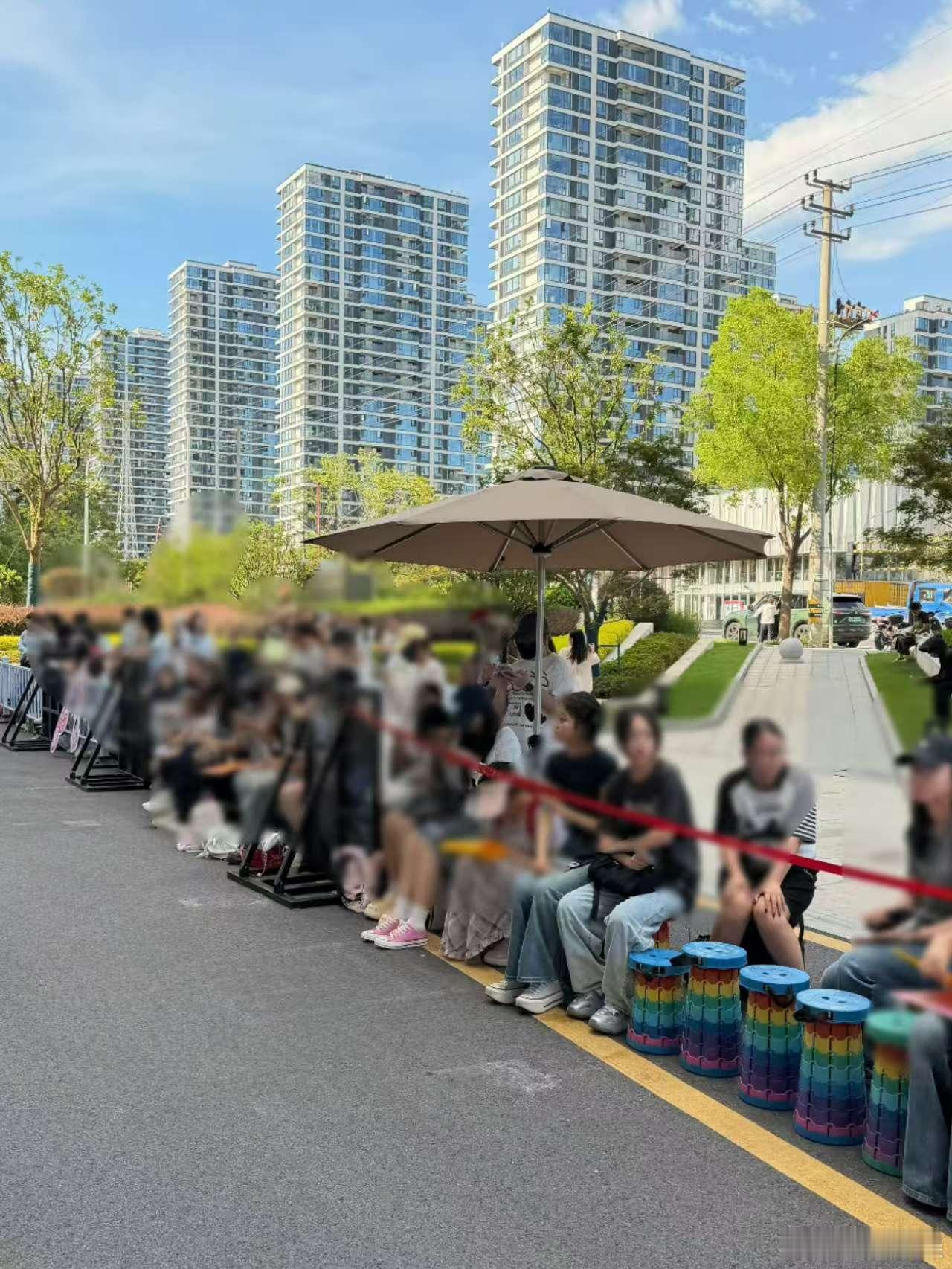 虞书欣进出妆口新增遮阳棚虞书欣念相思上班路新增遮阳棚虞书欣念相思进出妆口新增了遮