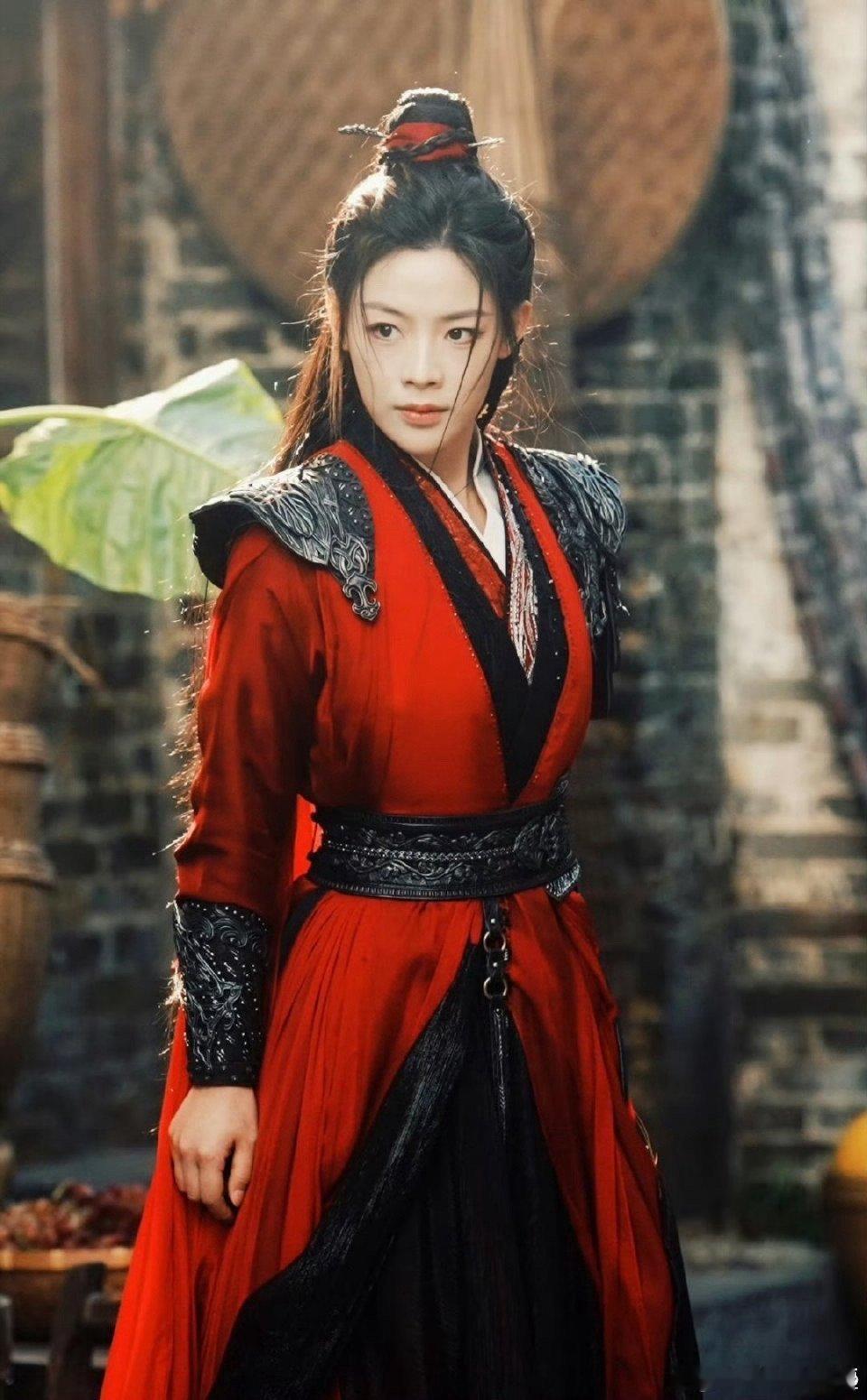 镖人阿育娅a爆了 她挥刀的动作干净利落没有多余的花哨，一看就是有戏曲底子的演员。