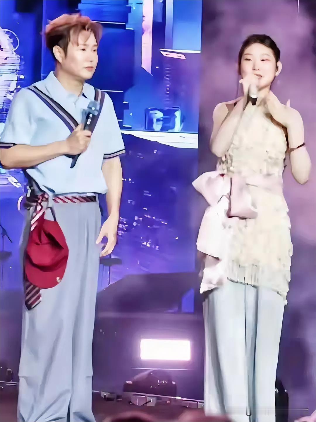 沈家润是个聪明的姑娘
当你看到她在国内国外穿着不同
不得不佩服她的高情商

在韩