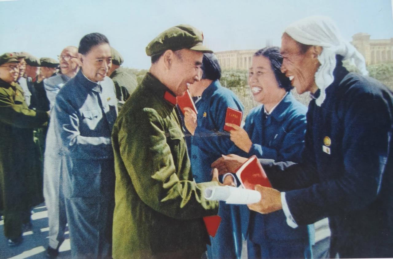 珍贵的老照片分享。1966年国庆节当天，北京天安门城楼上，党和国家领导人与来自山