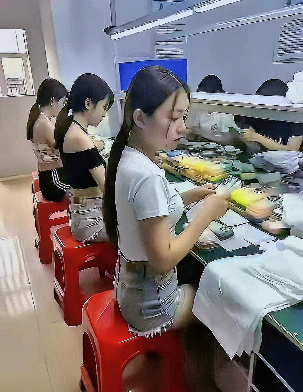 现在电子厂里真的太现实了，年轻、漂亮、单身的女孩子，只要进厂用不了多长时间，就会