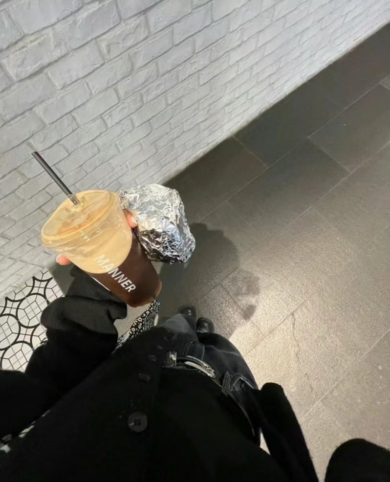 曾经父母给你二十都嫌少 现在为了十几块拼命干 不是我向年龄低了头 而是我向生活低