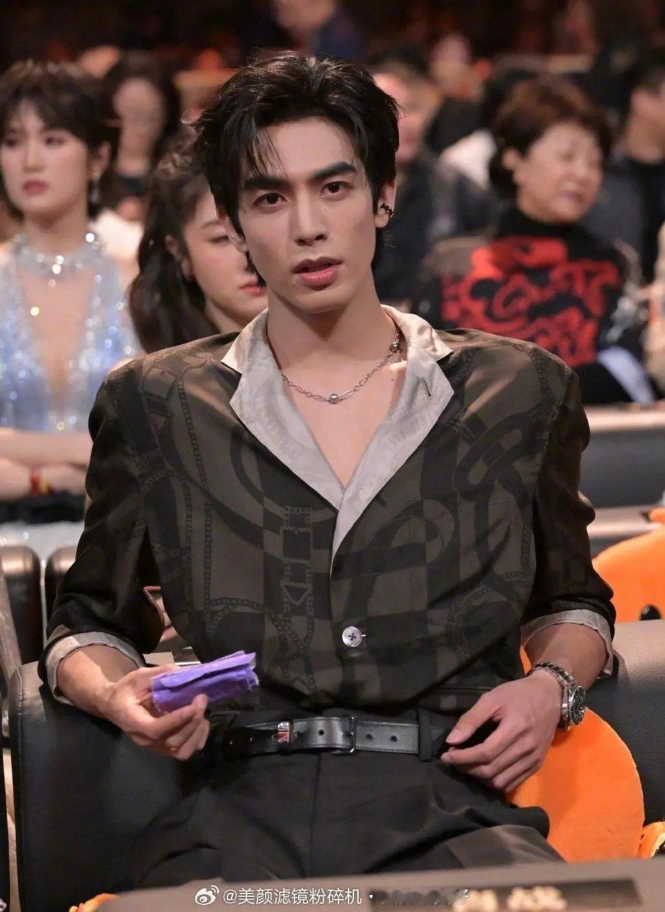 张凌赫宋威龙两个最爱被拉来对比的浓颜 谁赢了？ 