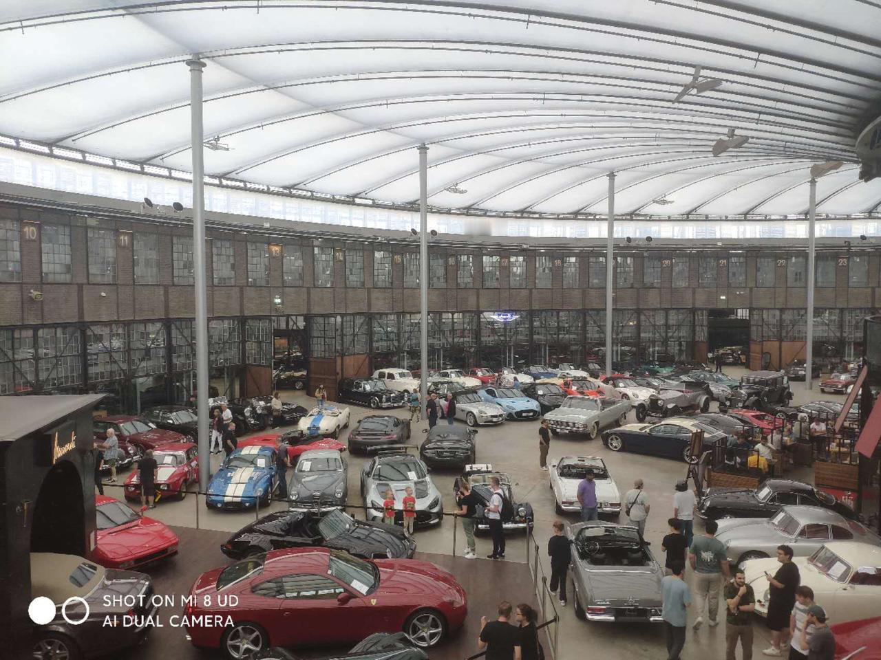 刚接到一个中外合作办学的招生电话，那人说在国内读三年，在国外读一年，最后拿到国外