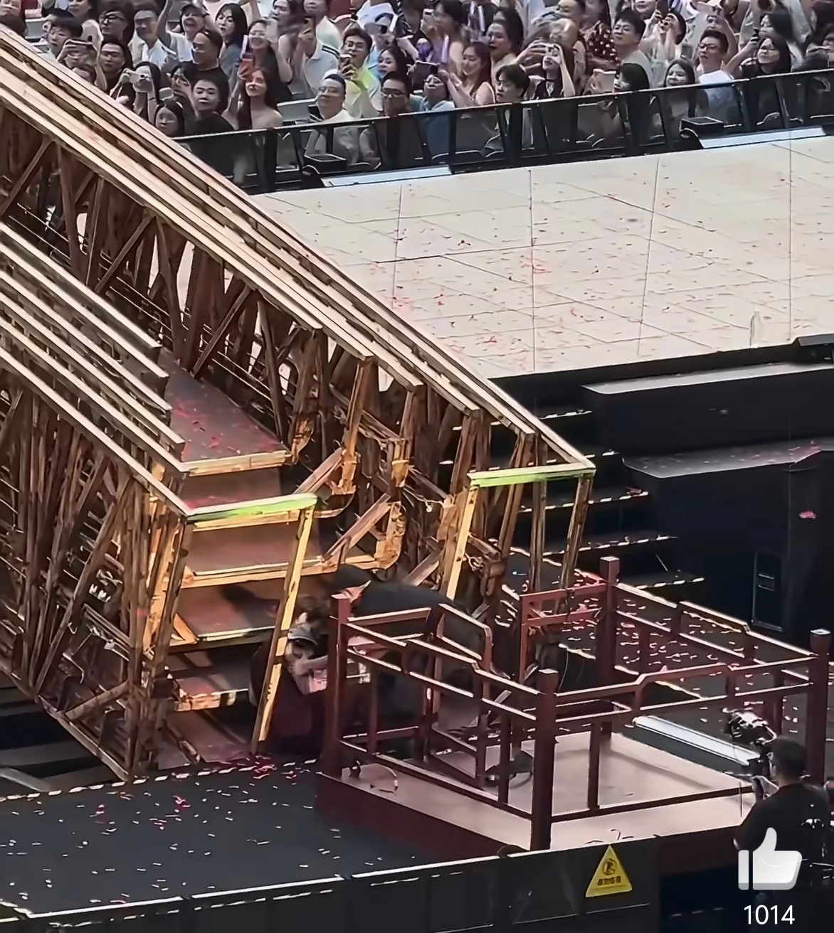 王力宏摔倒 演唱会上王力宏被安全绳绊倒，脸部、耳朵等多处受伤，看起来好深的伤口，