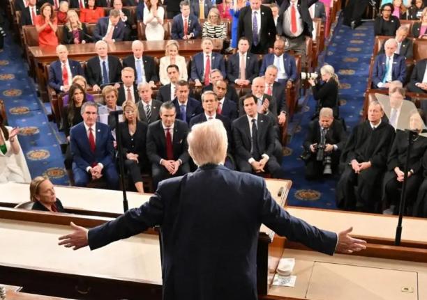 美国驻华大使说了一句话戳破了中美关系的窗户纸，他表示特朗普一直想要跟中国建立一种