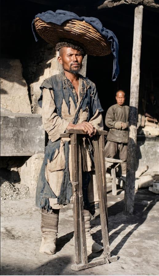 清末，新疆街头，走街串巷的流动小贩。
这位小贩应为新疆本地少数民族（大概率维吾尔