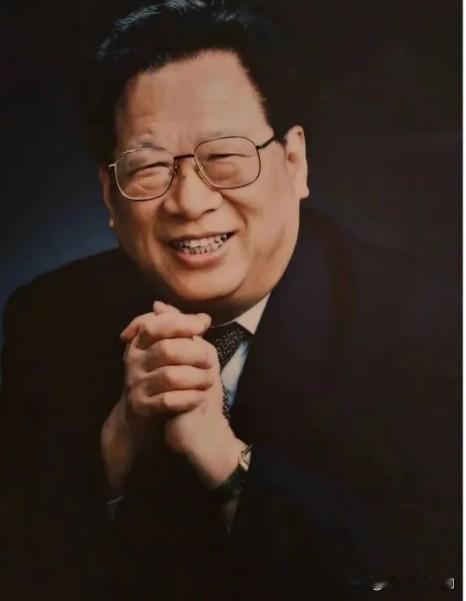 他曾任四川绵阳撤地建市的首任市长。此前他长期在电子工业系统工作，曾任四川长虹厂厂