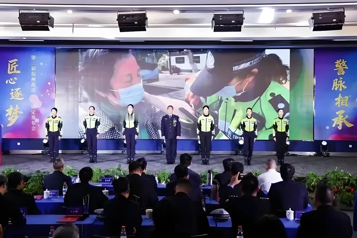 “最美辅警”是她？靠颜值还是硬实力？网友吵翻了！

杭州的“兔子警官”李语蔚，冲