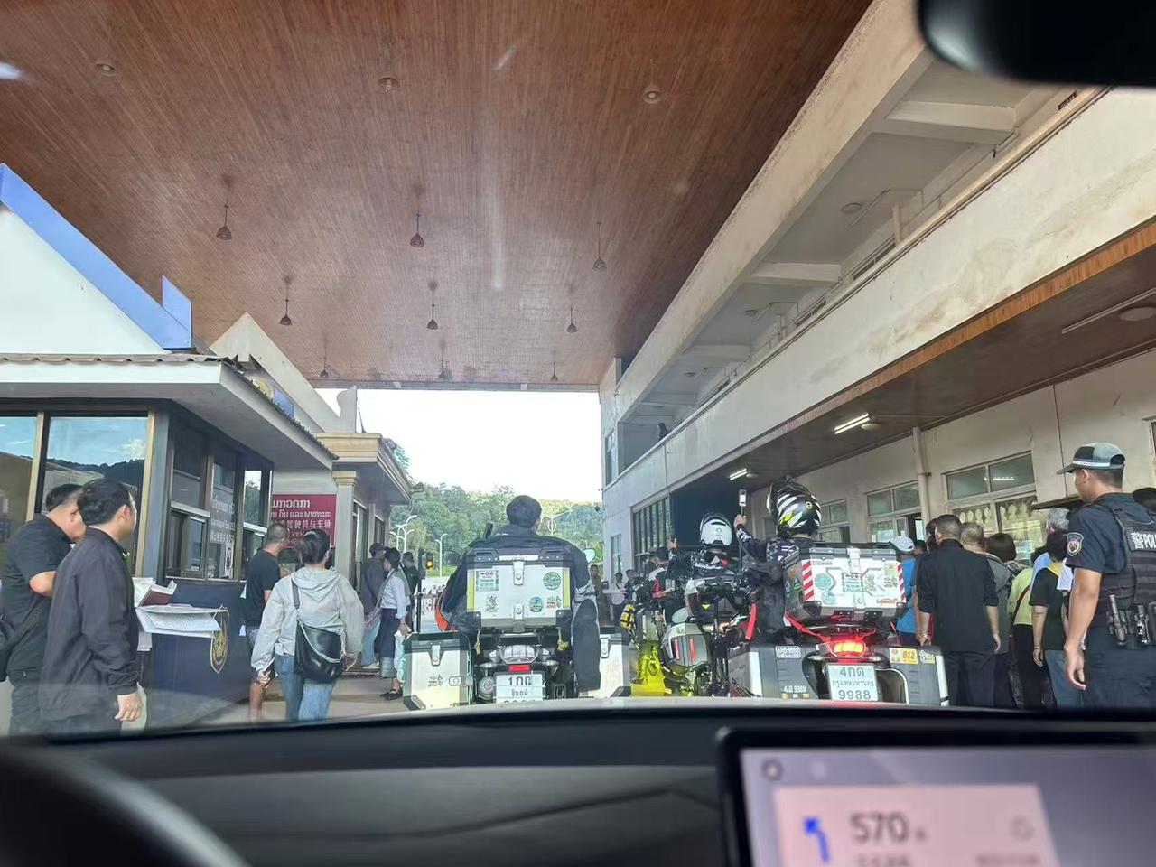 老挝磨丁口岸一早就停电了…
老挝的海关连备用电机都没有
几小时后，他们往外叫了自