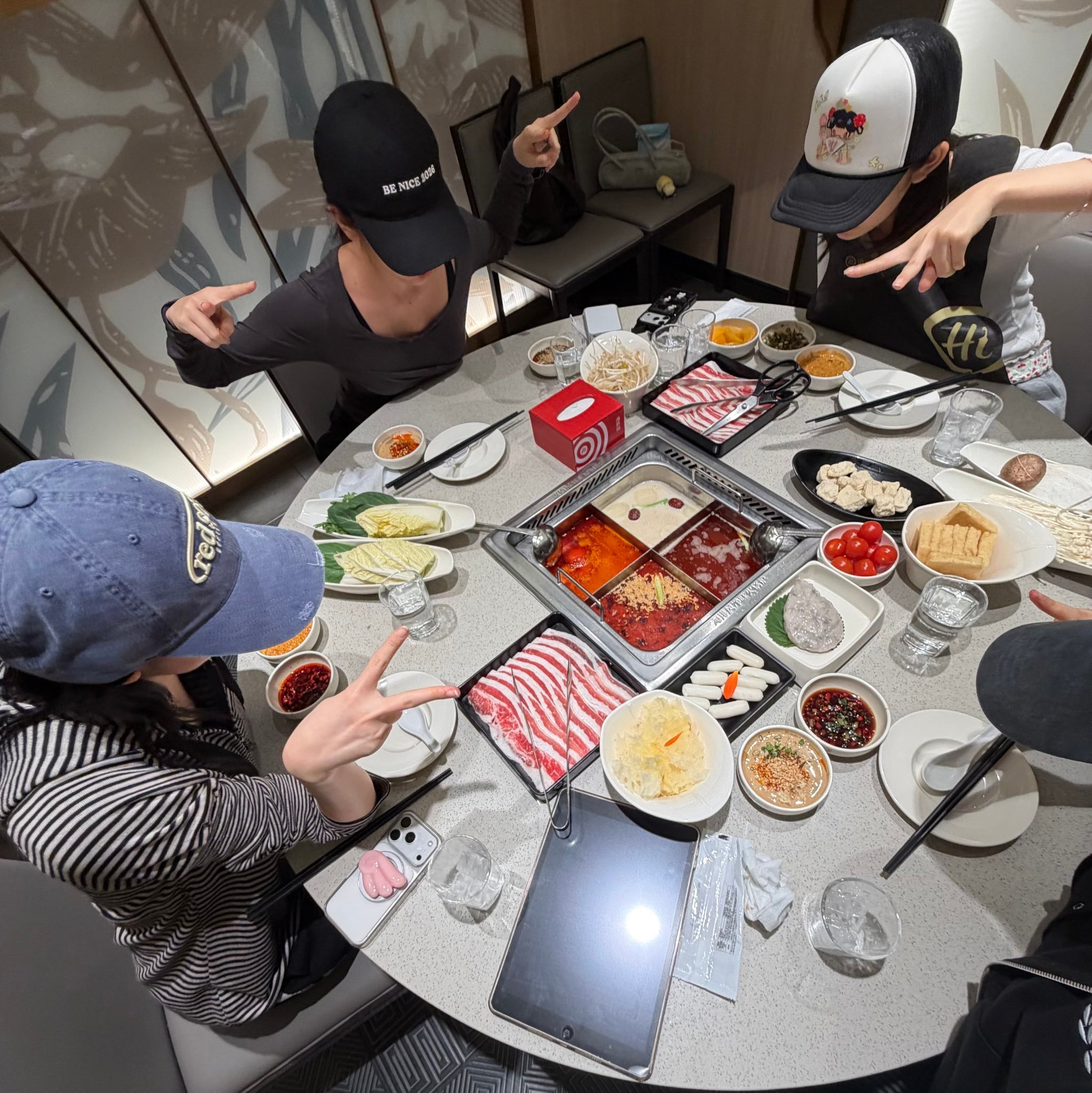 260317🫧iveliz 和成员们在海底捞吃了晚饭 