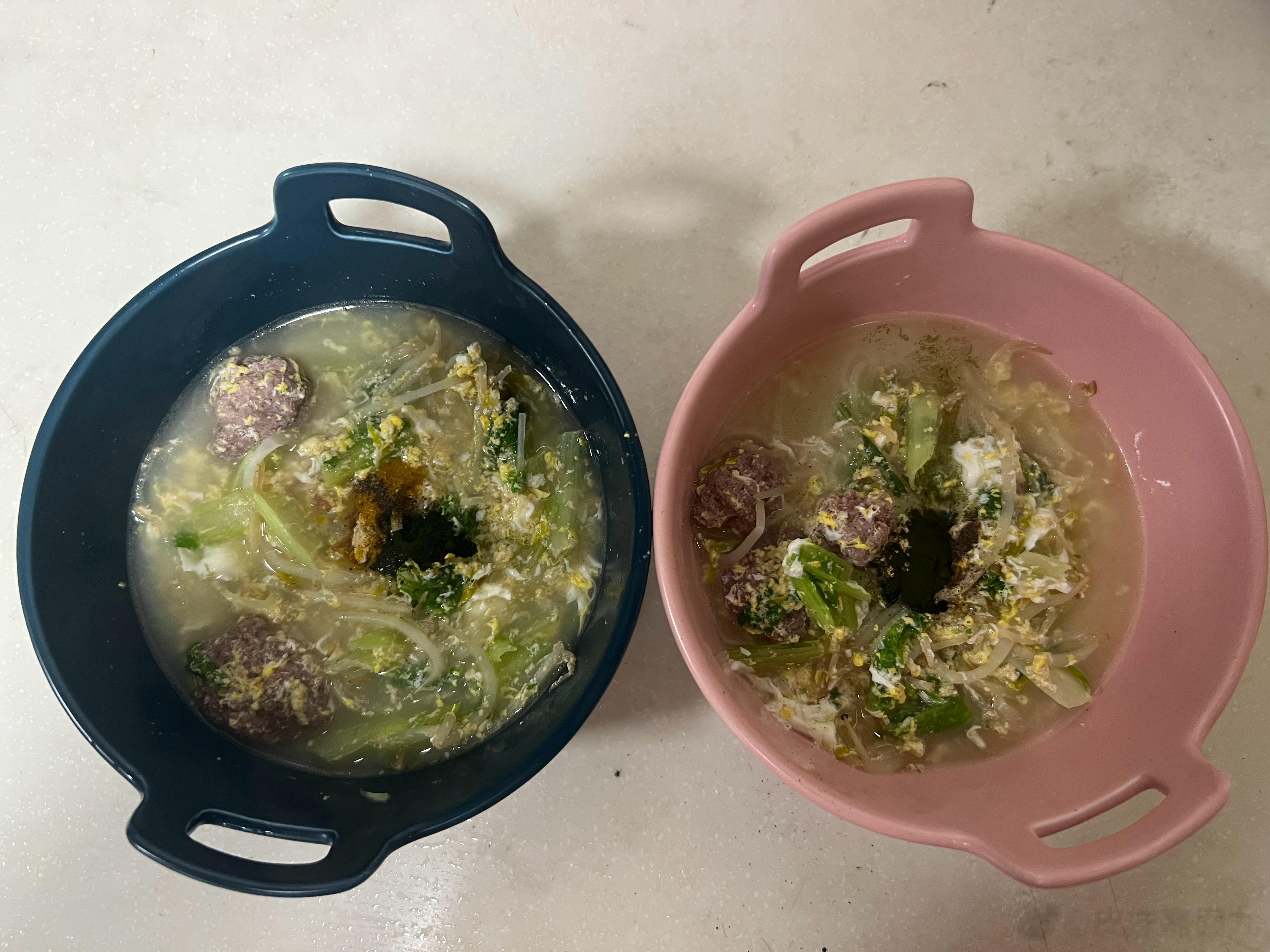 哈哈哈 打包了四个牛肉丸子回来 煮了一个青菜豆芽牛肉丸子蛋花汤 加点姜黄胡椒三七