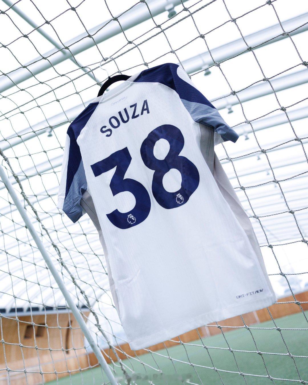 【内马尔队友加盟热刺】热刺官方宣布，从巴甲球队桑托斯，正式签下19岁左后卫索萨，