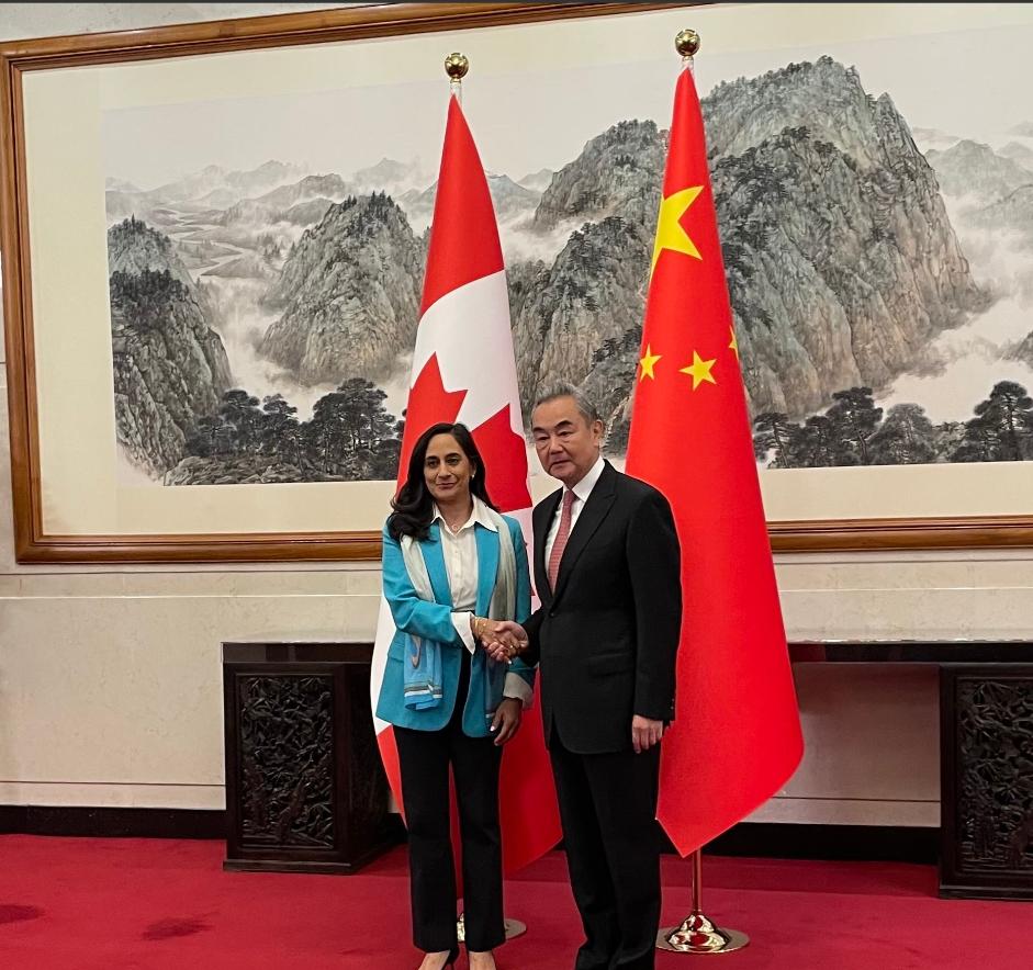 加拿大希望与中国打破贸易壁垒，准备与中国展开合作！

说白了，加拿大总理卡尼能做
