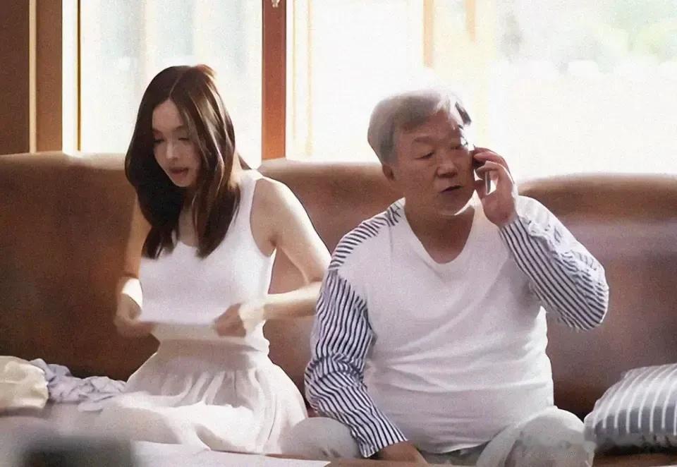 75岁的父亲在镜头前一脸愤慨，连调解员也是第一次遇到这么精彩的事件。不幸的是，这