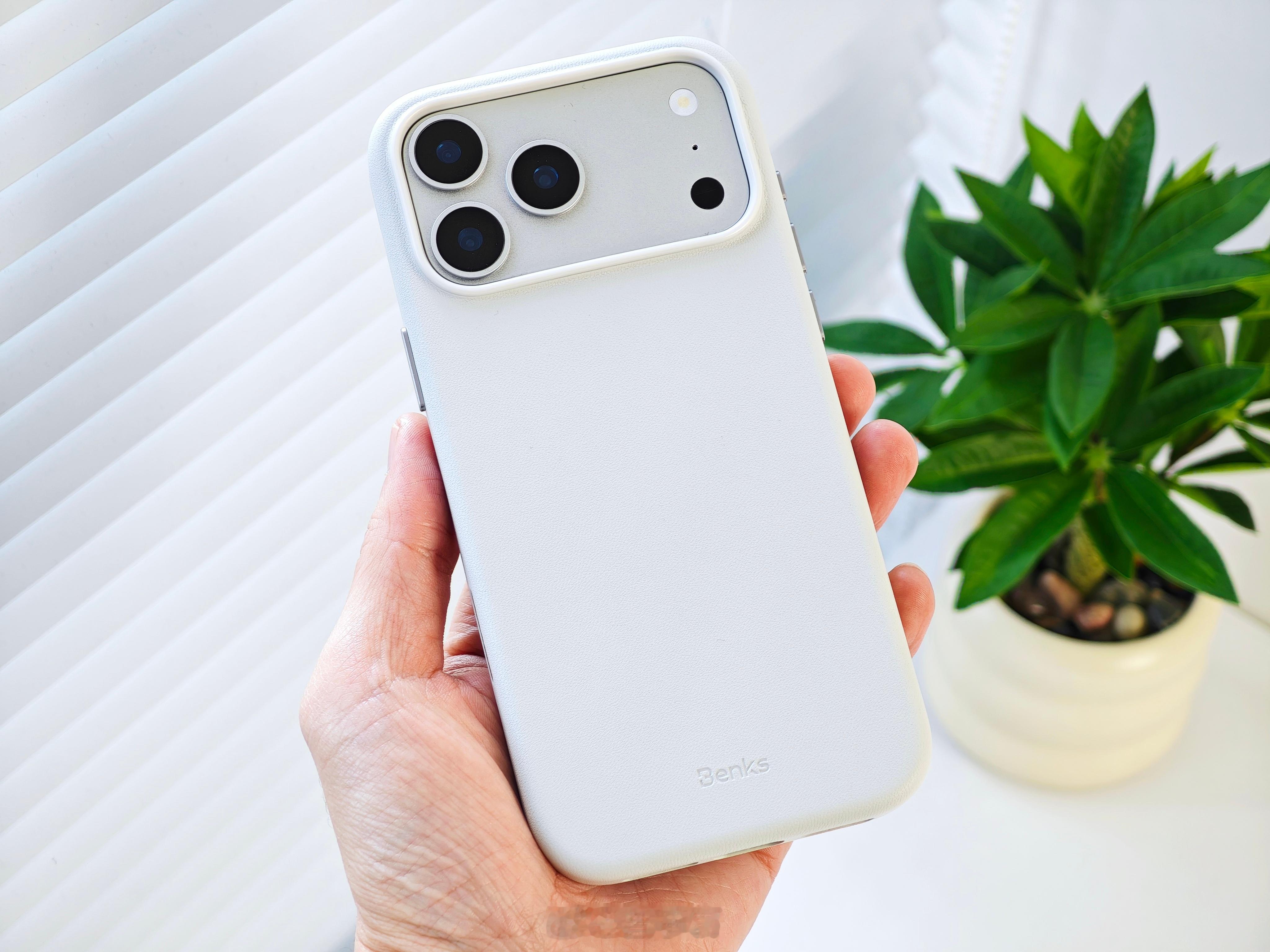 又给 iPhone 17 Pro Max 配了个手机壳 这款是 Benks 邦克