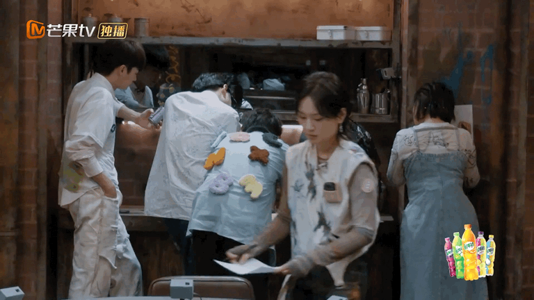 #周笔畅把密逃解题难度打上去了# 这一幕让人看着简直就是叹为观止啊，在解题方面也