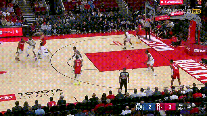 快船大将邓恩真是太猖狂了！在今天快船客场挑战火箭的比赛中，当时比赛进行到了第一节