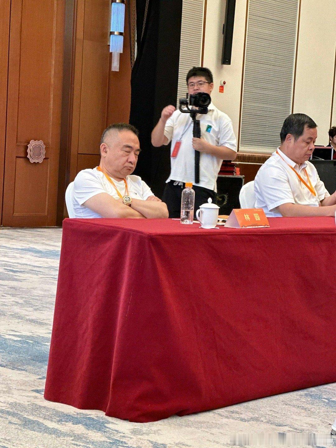 谁的话都不要听，不要交流。把耳朵堵住，把嘴巴缝起来，闭上眼睛，睡觉💤 ​ ​​