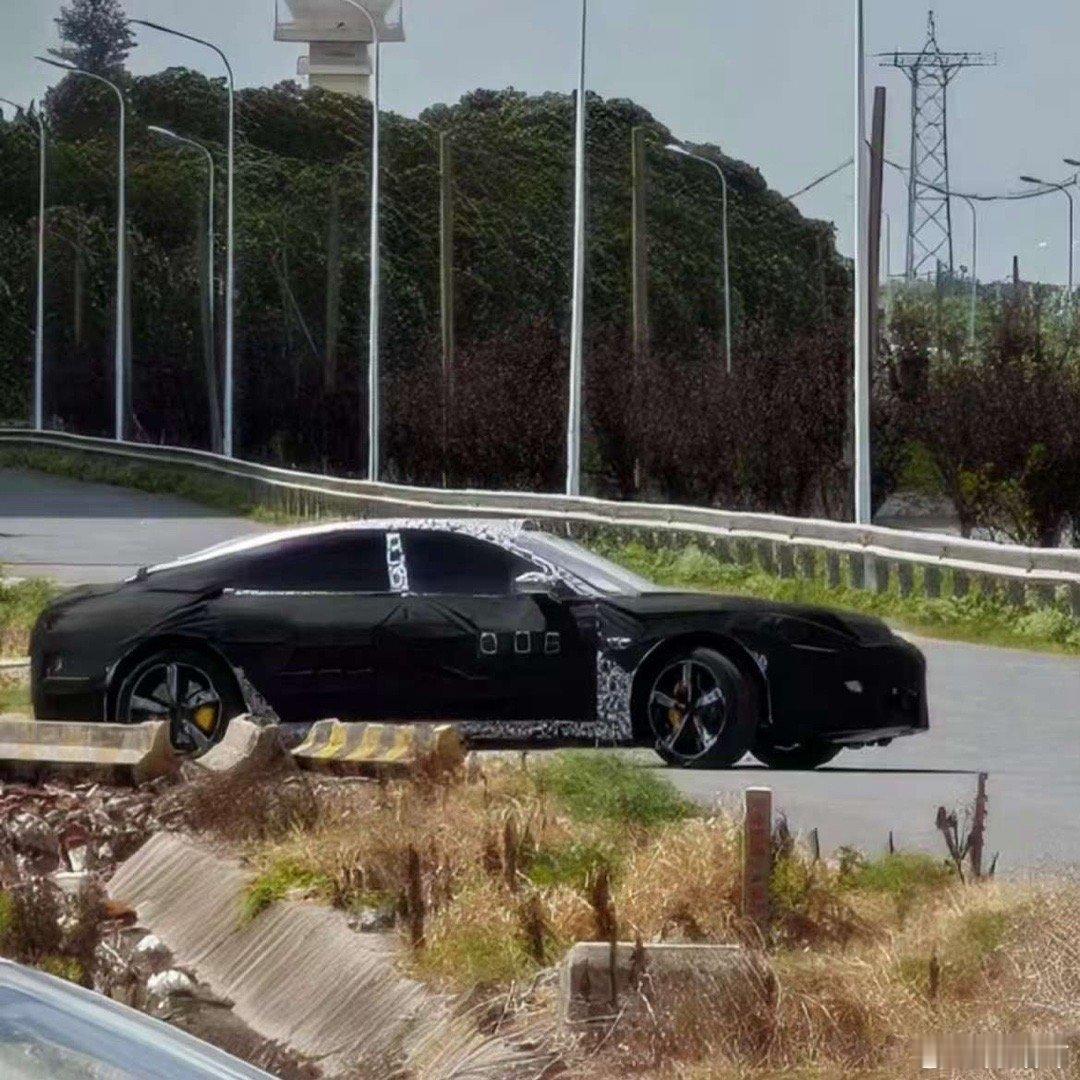 一辆疑似小米SU7L的伪装车被拍到了，目测B柱后好像是拉长了一点，但不明显，所以