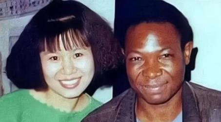 她是清华硕士，不顾父母反对，远嫁乌干达，初到当地才发现公公竟有十几个妻子；可她没